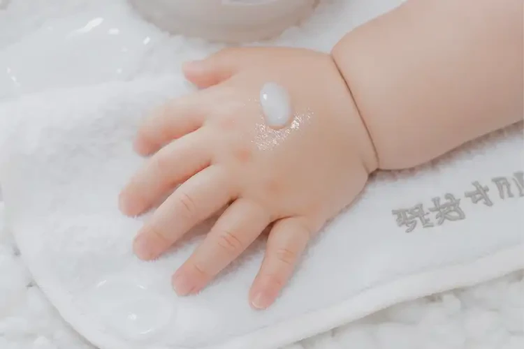寶寶手上容易長(zhǎng)濕疹可以治好嗎(圖2)