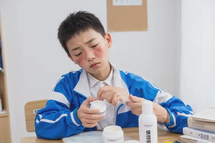 中學(xué)生臉上有濕疹可以治好嗎(圖2)