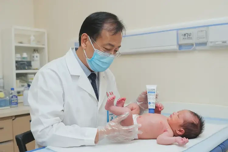 新生兒小腿偶爾起濕疹可以治好嗎(圖2)