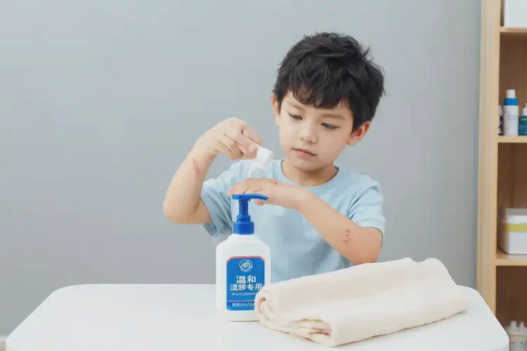 小孩手上起濕疹可以治好嗎(圖2)