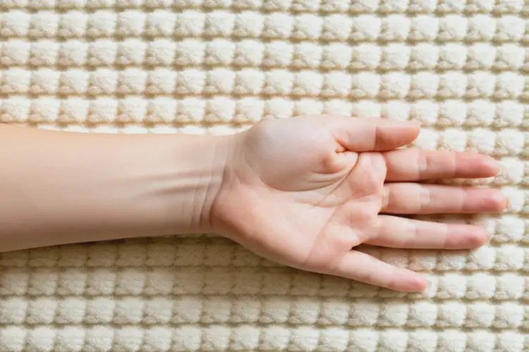 女生手臂偶爾起濕疹可以治好嗎(圖1)