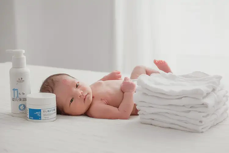 新生兒手臂上偶爾起濕疹可以治好嗎(圖2)