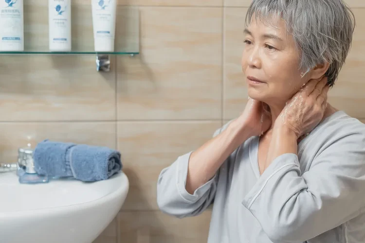 老人脖子上經(jīng)常起濕疹可以治愈嗎(圖4)