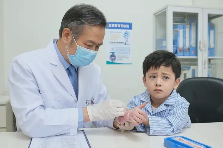 小孩手上容易起濕疹可以治好嗎(圖2)