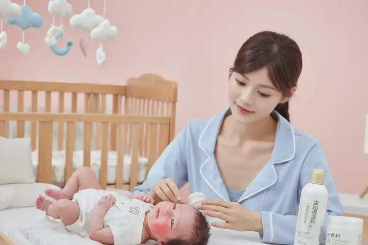 嬰兒面部偶爾起濕疹可以治好嗎(圖2)