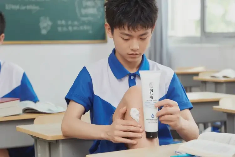 中學(xué)生小腿上容易長濕疹可以治好嗎(圖1)
