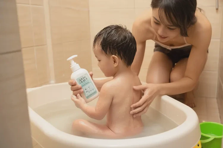 少兒小腿上經(jīng)常起濕疹可以治愈嗎(圖2)