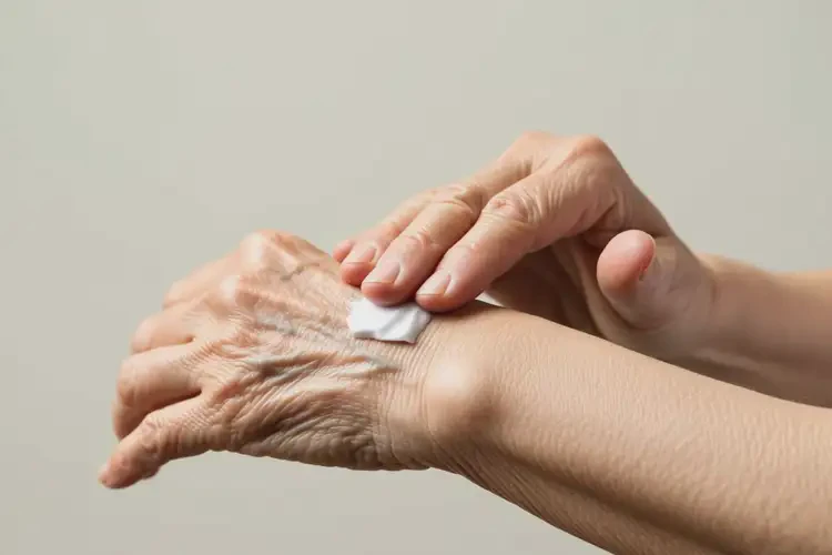 高齡老人手臂上經(jīng)常長濕疹可不可以根治(圖1)