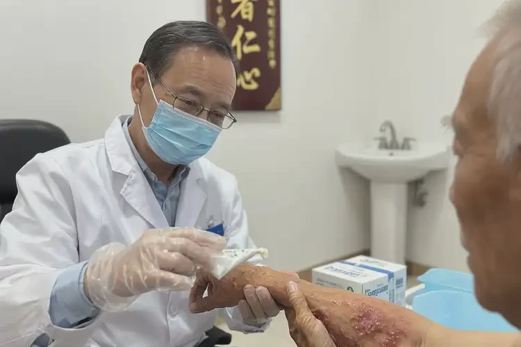 老年人屁股容易長濕疹可以治好嗎(圖3)