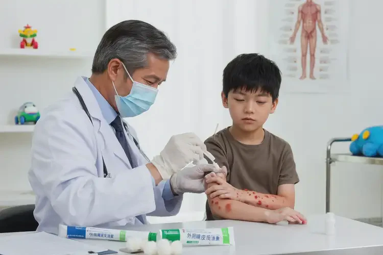 小孩肚子上偶爾長濕疹可以治好嗎(圖2)