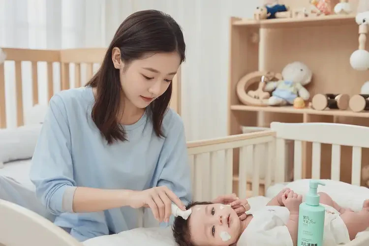 嬰兒肚子上出現(xiàn)濕疹能靠自己自愈嗎(圖3)