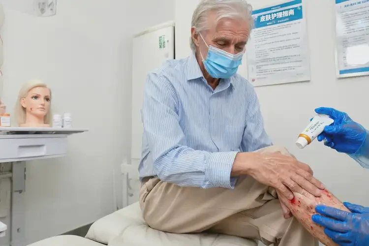 老人四肢長濕疹可以治好嗎(圖3)