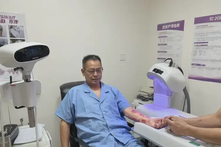 大學(xué)生腳上經(jīng)常起濕疹可以治好嗎(圖1)