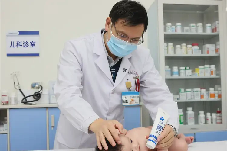 嬰兒屁股出現(xiàn)濕疹不管它會(huì)自己好嗎(圖1)