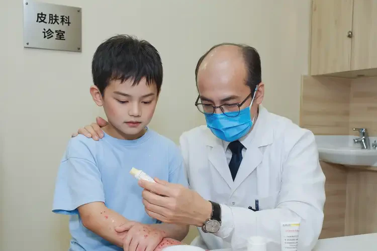 小孩身上經(jīng)常起濕疹可以治好嗎(圖3)