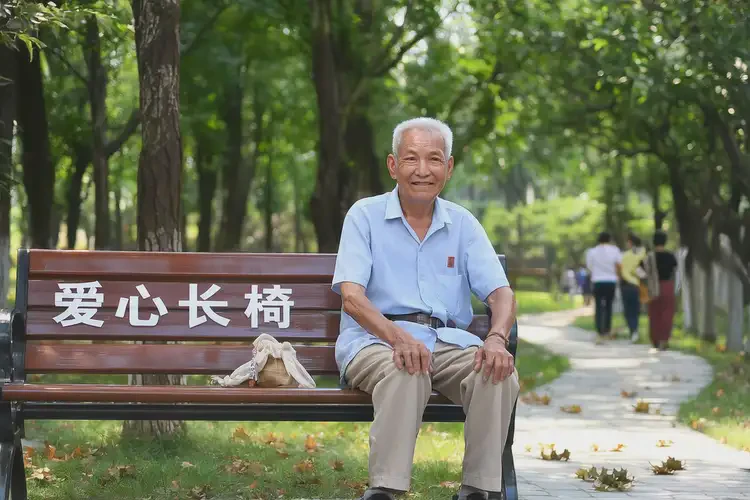 老人大腿上經(jīng)常起濕疹可以治好嗎(圖1)