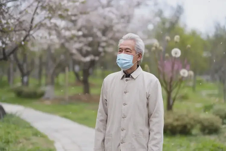 老人脖子上偶爾長濕疹可以治好嗎(圖1)