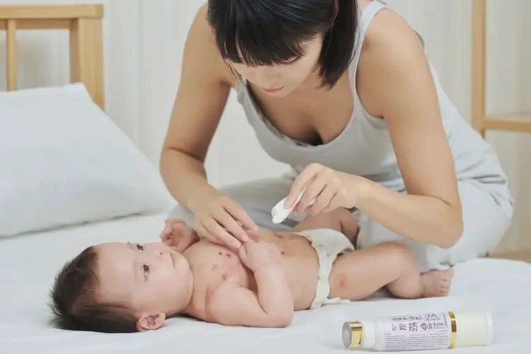 嬰兒肚子上出現(xiàn)濕疹能夠徹底治愈嗎(圖3)