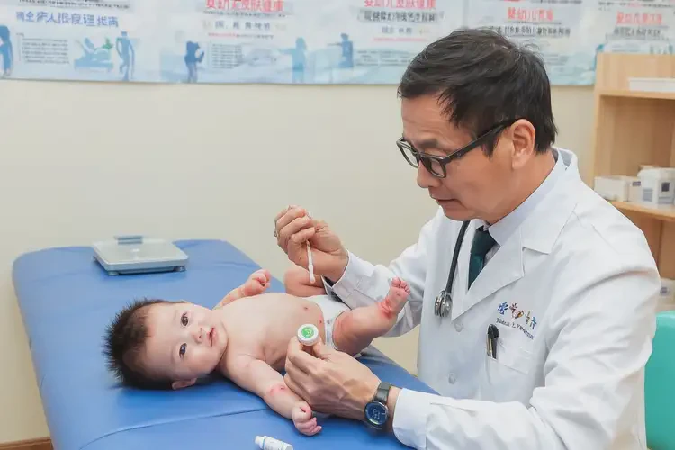 新生兒臉上有濕疹可以治好嗎(圖1)