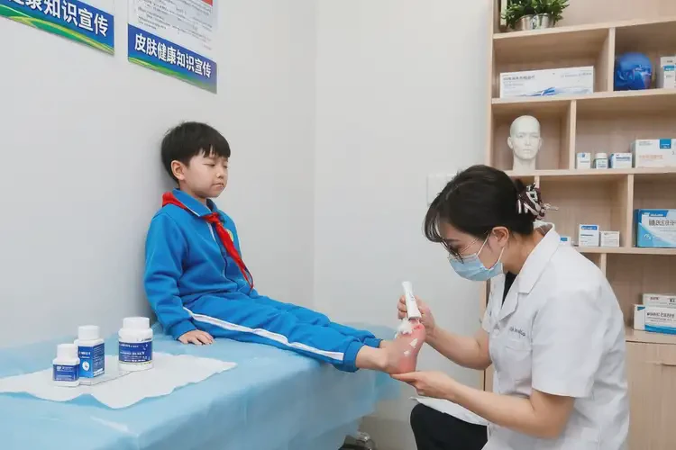 小學(xué)生腳上出現(xiàn)濕疹可以治好嗎(圖3)
