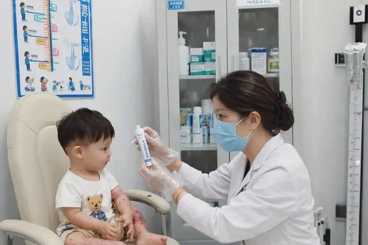 幼兒手臂上長濕疹可以治好嗎(圖2)