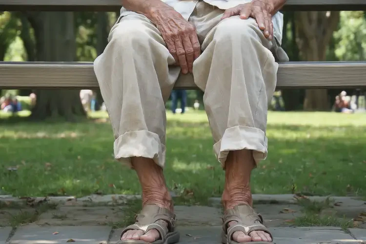 老人小腿经常起湿疹可以治好吗(图1)