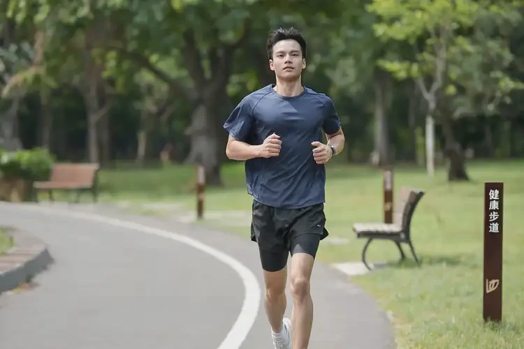 男生小腿上長(zhǎng)濕疹可不可以根治(圖1)