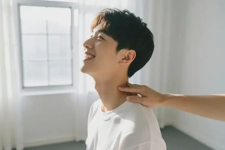 青年人脖子上经常起湿疹可以治好吗(图2)