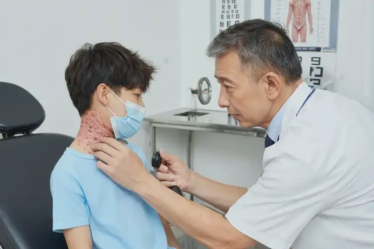 孩子脖子起濕疹不管它會(huì)自己自愈嗎(圖1)