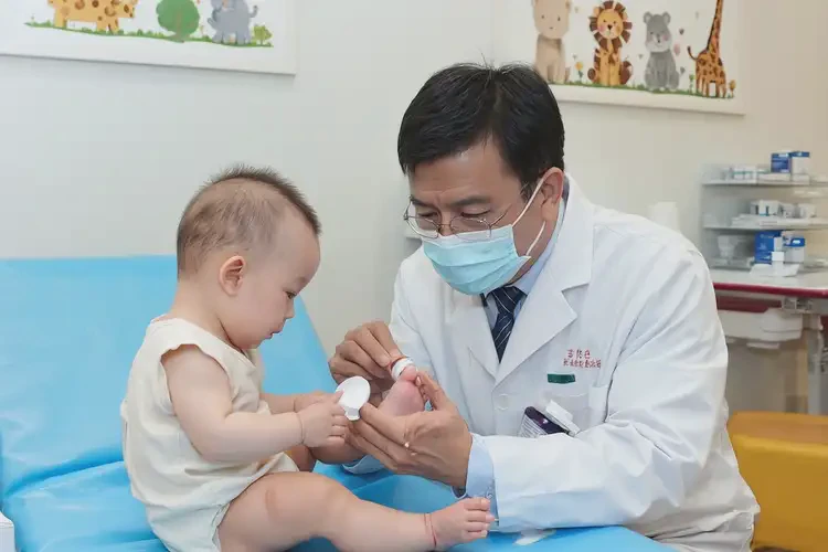 寶寶腳上容易起濕疹可以治好嗎(圖3)