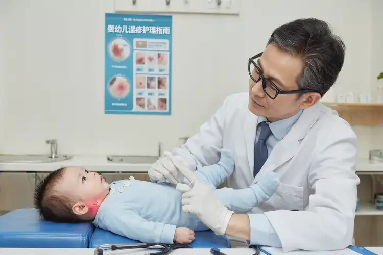 嬰兒脖子上起濕疹可以治好嗎(圖2)