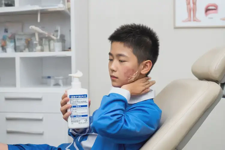 中學(xué)生脖子上長濕疹可以治好嗎(圖2)