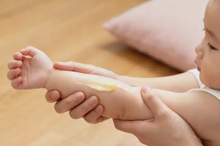 嬰幼兒手臂上容易長(zhǎng)濕疹可以治好嗎(圖1)