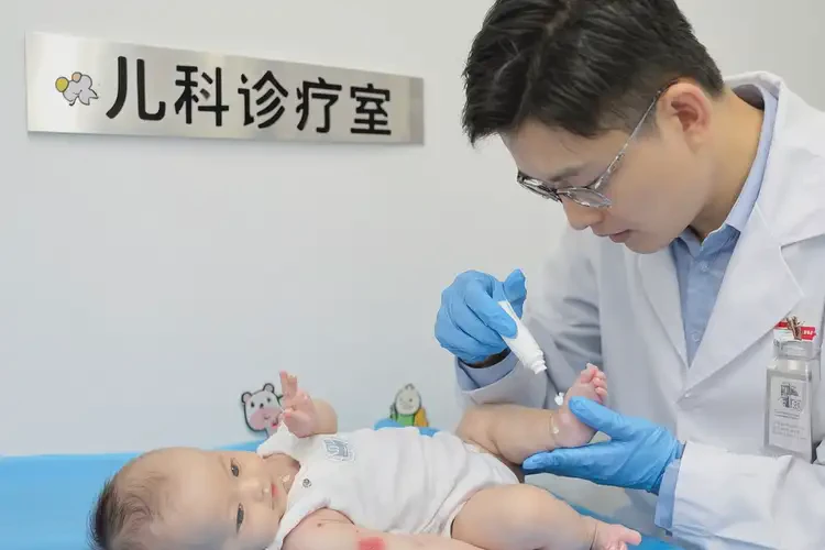 寶寶手上容易起濕疹可以治好嗎(圖3)