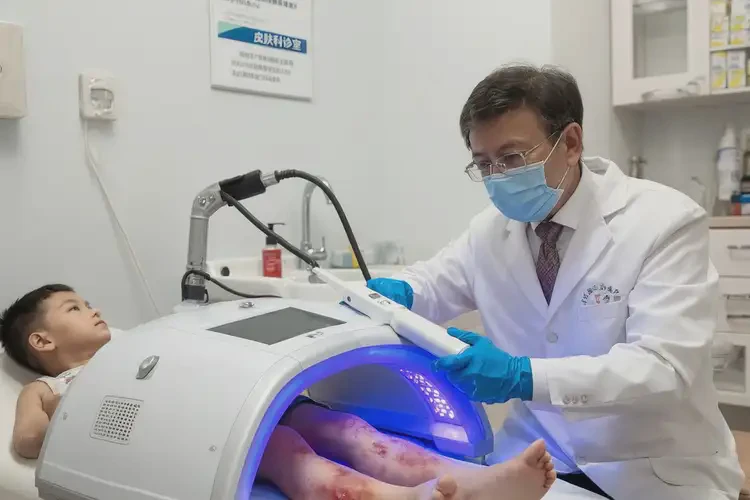 孩子小腿上出現(xiàn)濕疹可以治好嗎(圖1)