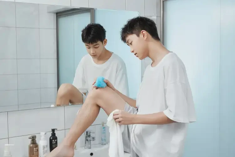 大學(xué)生小腿容易起濕疹可以治好嗎(圖1)