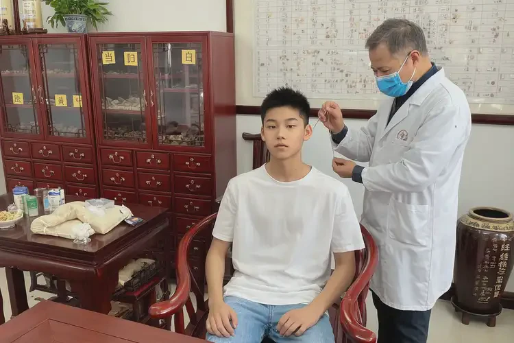 青少年脖子起湿疹可以治好吗(图1)