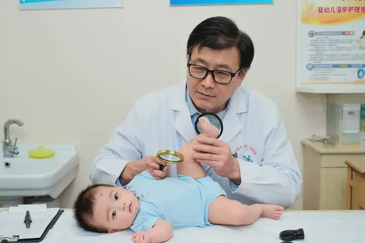 婴幼儿大腿经常长湿疹不管它会自己自愈吗(图2)