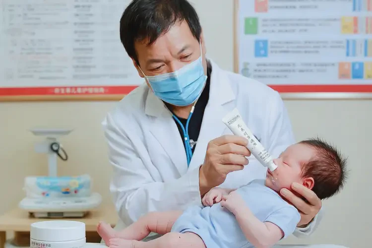 新生儿脖子出现湿疹可以治好吗(图3)