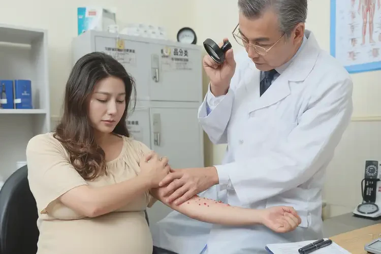 哺乳期媽媽手臂上偶爾起濕疹能徹底自愈嗎(圖1)