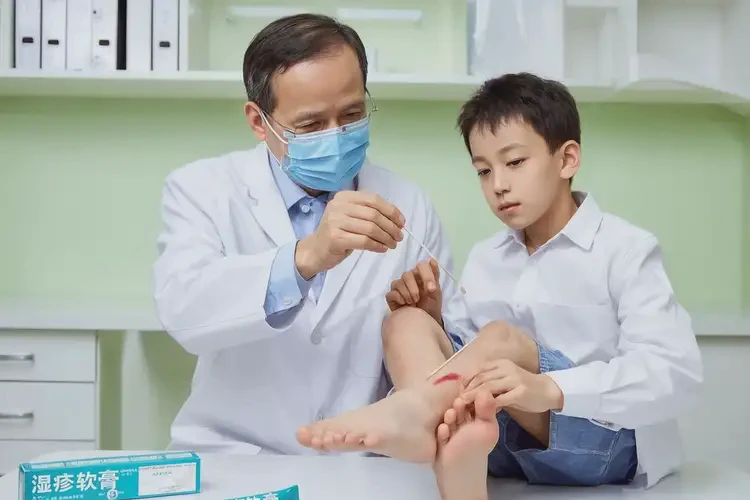 孩子脚上偶尔长湿疹可以治好吗(图3)