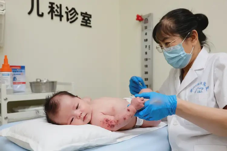 嬰兒手臂容易長濕疹能治好嗎(圖2)