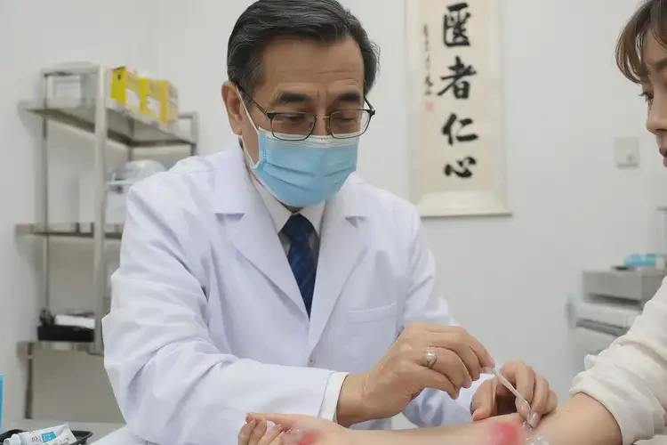 大學(xué)生手上偶爾長(zhǎng)濕疹可以治好嗎(圖3)