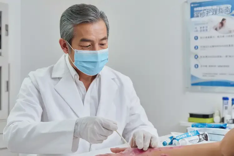 男生手上偶爾長濕疹可以治好嗎(圖1)