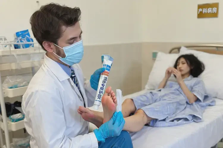 产妇脚上出湿疹可以治好吗(图4)