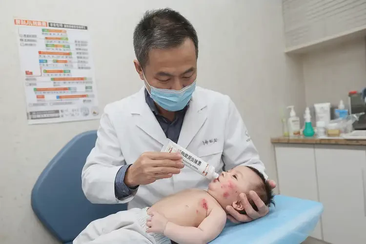 嬰兒全身經(jīng)常起濕疹可以治好嗎(圖3)