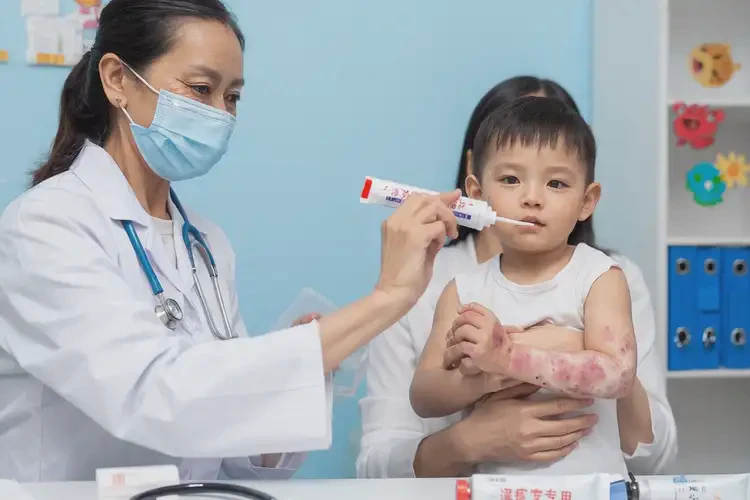 幼儿面部偶尔长湿疹可以治好吗(图3)