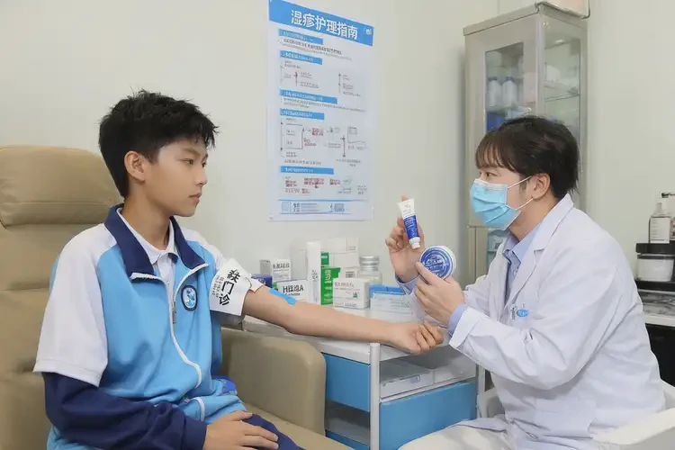 中學(xué)生手臂上有濕疹可以治好嗎(圖3)