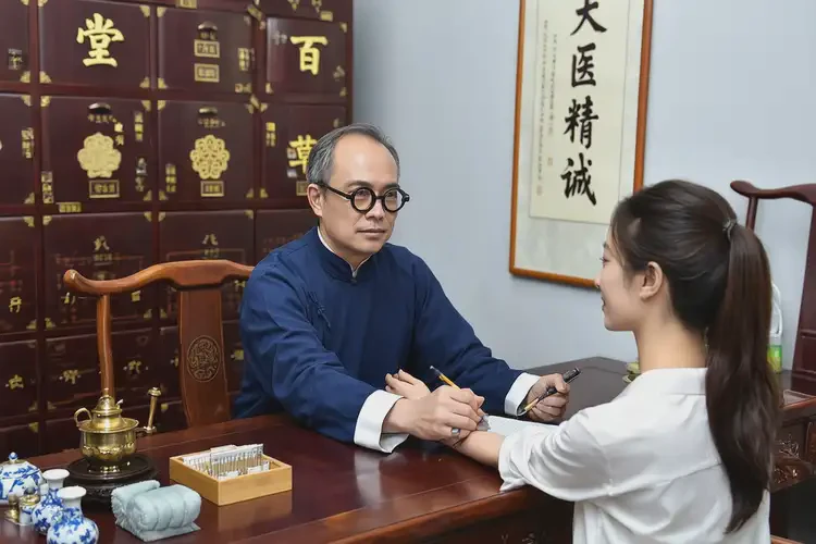 青年人脸上偶尔起湿疹不管它会自己痊愈吗(图1)