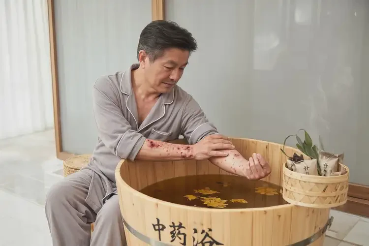 男人手臂出現(xiàn)濕疹可不可以根治(圖2)